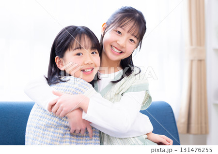仲良し姉妹のポートレート 131476255