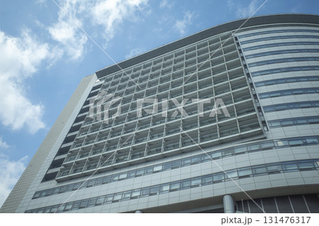 青空に映える高層ビル 131476317