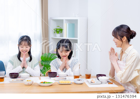 ファミリー 朝食 ご飯を食べる女の子 ファミリー 朝食 ご飯を食べる女の子 131476394