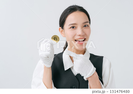 貴金属の鑑定をする女性 貴金属の鑑定をする女性 131476480