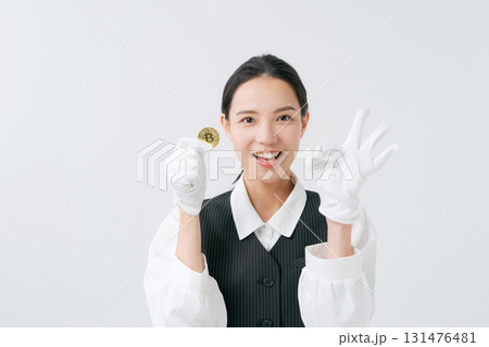 貴金属の鑑定をする女性 131476481