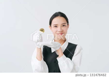 貴金属の鑑定をする女性 131476482