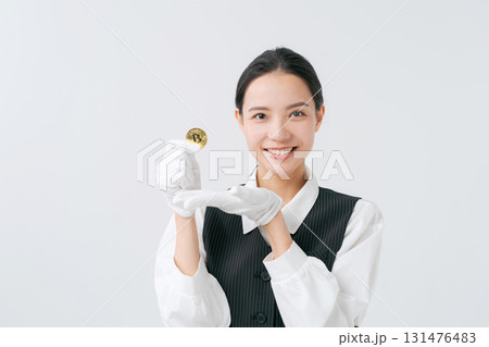 貴金属の鑑定をする女性 貴金属の鑑定をする女性 131476483