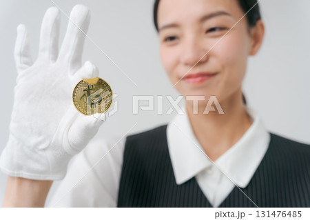 貴金属の鑑定をする女性 貴金属の鑑定をする女性 131476485