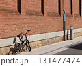 赤レンガと自転車 131477474