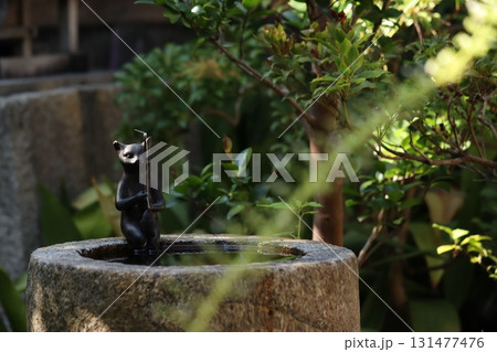 釣りをする猫の銅像　横 131477476