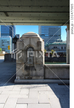 御堂筋に架かる大江橋と淀屋橋のビル群 御堂筋に架かる大江橋と淀屋橋のビル群 131477805