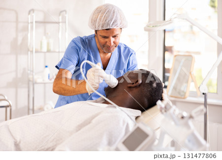 male cosmetologist performs 131477806