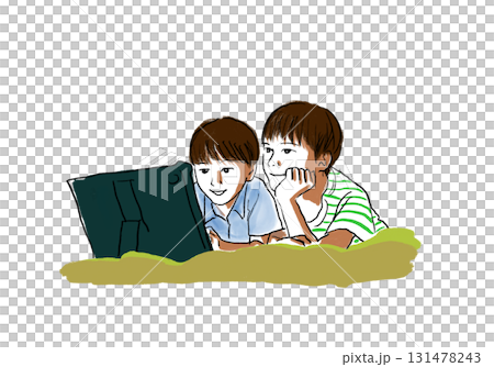 孩子們躺著看平板電腦 孩子們躺著看平板電腦 131478243