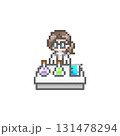 ドット絵の机で実験をする白衣を着た女性 131478294