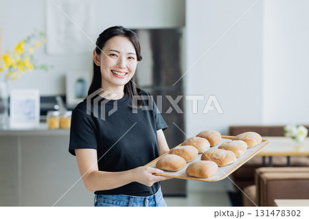 カフェでパンを紹介する若い女性 131478302