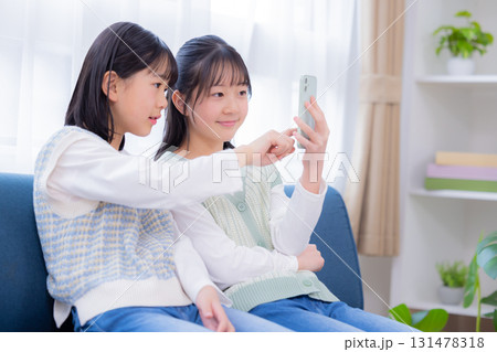 ファミリー　スマホを見ている姉妹 131478318