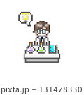 ドット絵の机で実験中にひらめく白衣を着た男性 131478330