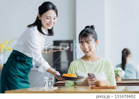 カフェで食事をする若い女性 131478402