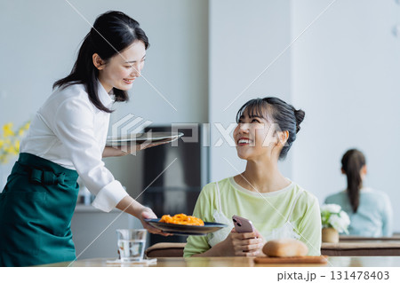 カフェで食事をする若い女性 カフェで食事をする若い女性 131478403