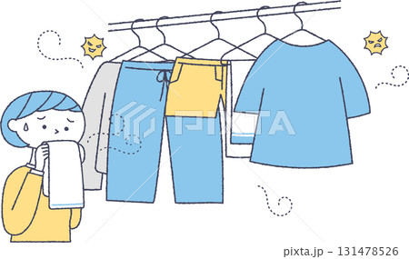生乾き臭がする洗濯物と女性 131478526