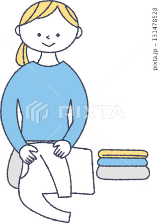 洗濯物を畳む女性 131478528