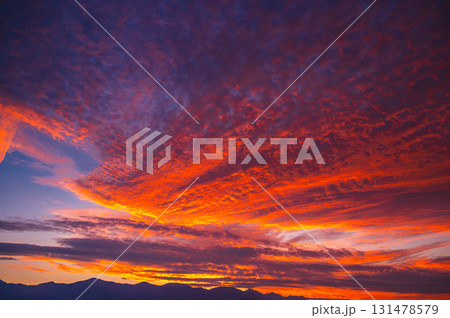 綺麗な夕焼け空と山岳風景 綺麗な夕焼け空と山岳風景 131478579
