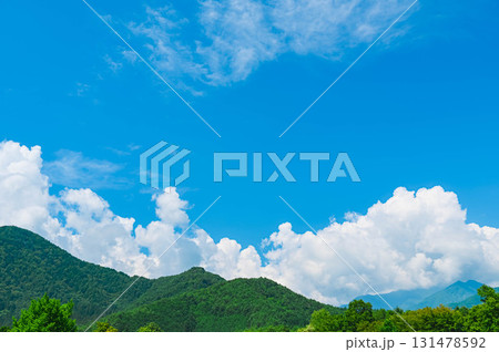 夏の爽やかな青空と山 131478592