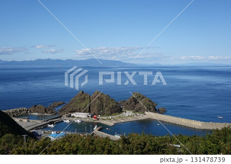 津軽海峡龍飛岬　津軽半島最北端 陸続き帯島と漁港 131478739
