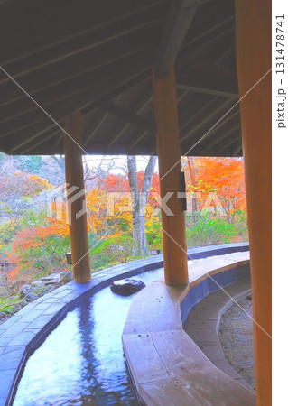 紅葉を眺めながら足湯でリラックス 131478741