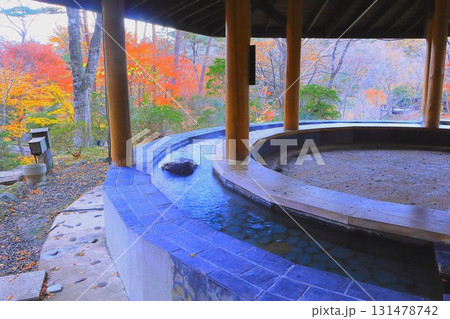 紅葉を眺めながら足湯でリラックス 131478742