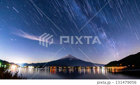 流れ星や流星群が流れる満天の星空と富士山 天の川 星の軌跡のCGイラスト 流れ星や流星群が流れる満天の星空と富士山 天の川 星の軌跡のCGイラスト 131479056