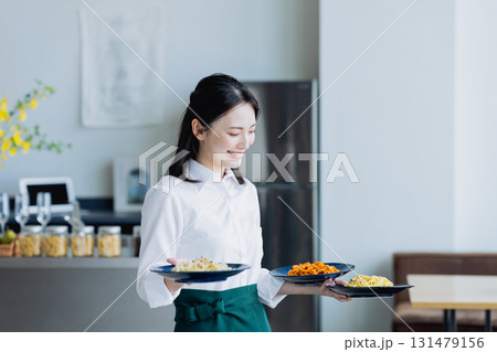 カフェで料理を配膳する若い女性 131479156