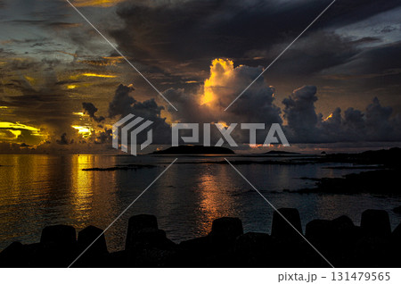 ＜素材＞夏の雨の夕暮れの海の風景 131479565