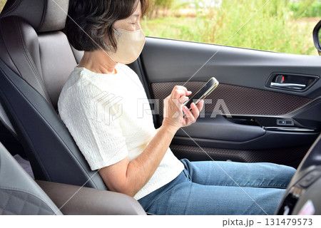 携帯電話を操作する女性 131479573