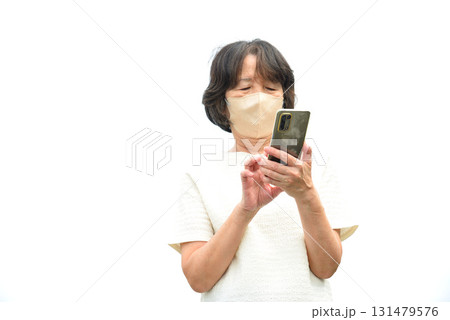 携帯電話を操作する女性 131479576
