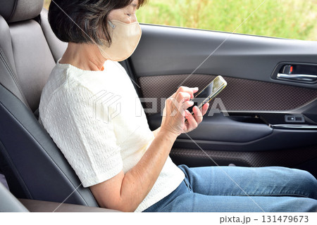携帯電話を操作する女性 131479673