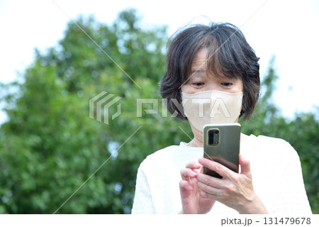 携帯電話を操作する女性 131479678