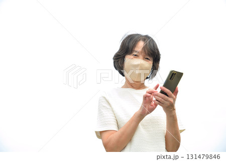 携帯電話を操作する女性 131479846