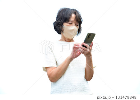 携帯電話を操作する女性 131479849