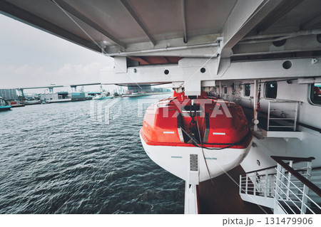 客船に積まれたボート 131479906