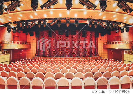 船内の劇場と客席 131479908