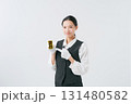 貴金属の鑑定をする女性 131480582