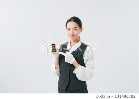 貴金属の鑑定をする女性 131480582
