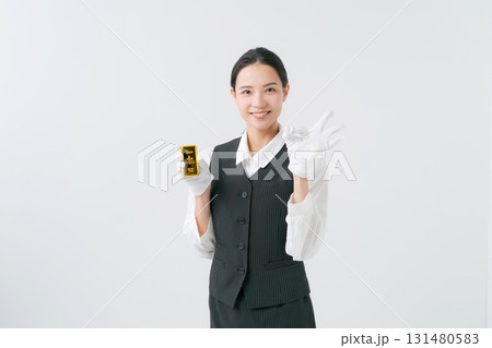 貴金属の鑑定をする女性 131480583