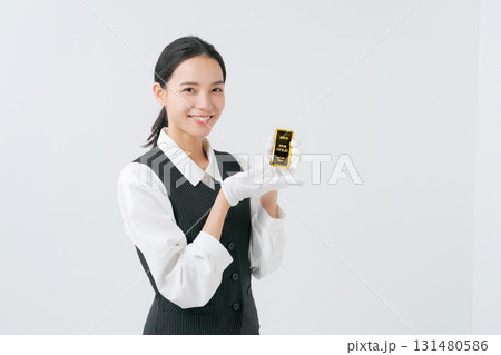 貴金属の鑑定をする女性 131480586