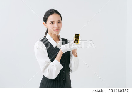 貴金属の鑑定をする女性 131480587