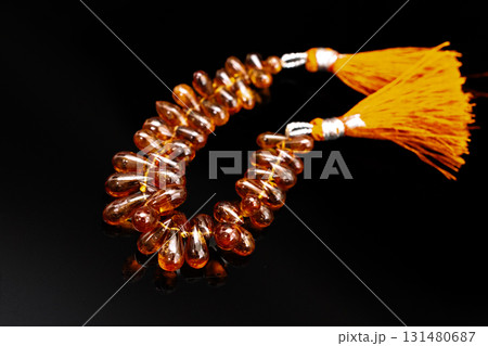 ヘソナイトガーネットのビーズと黒背景 ヘソナイトガーネットのビーズと黒背景 131480687