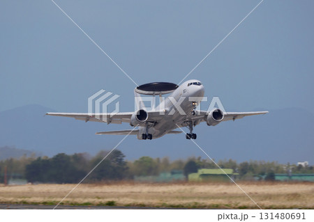 航空自衛隊E-767早期警戒管制機の離陸 航空自衛隊E-767早期警戒管制機の離陸 131480691