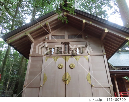 伊勢国一宮 猿田彦大本宮 椿大神社、鈴鹿山系の中央麓に鎮座する二千年の歴史を持つ神社、神輿庫 131480799