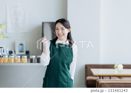 カフェで働く若い女性 131481243