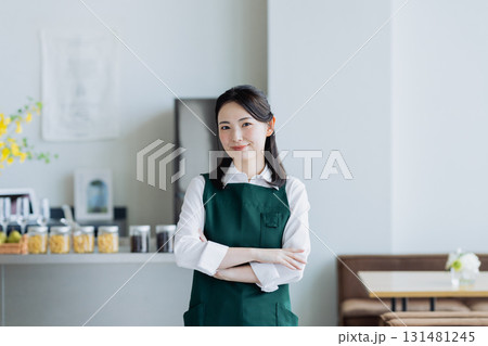 カフェで働く若い女性 131481245
