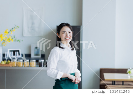 カフェで働く若い女性 131481246