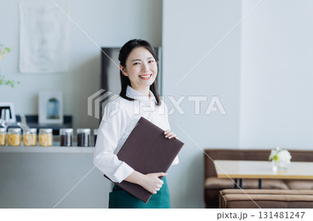 カフェで働く若い女性 131481247