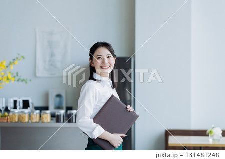 カフェで働く若い女性 131481248